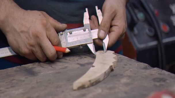 Ambachtsman Markeert Een Stuk Hout Met Een Schuifmaat — Stockvideo