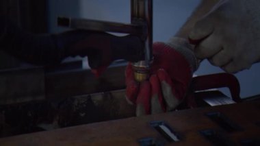 Kesici sonraki iş için plazma meşalesini ayarlar 