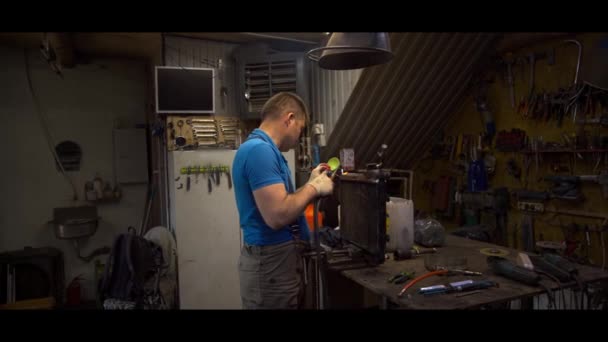 Медь в голубой блузке припаивает радиатор — стоковое видео