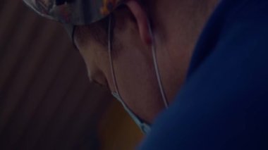 Kaynakçı tıbbi bir maske takıyor. Koronavirüs enfeksiyonu ihtimaline karşı kendini izole etme kurallarını uyguluyor. 