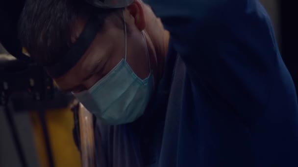 Kaynakçı Tıbbi Bir Maske Takıyor Koronavirüs Enfeksiyonu Ihtimaline Karşı Kendini — Stok video