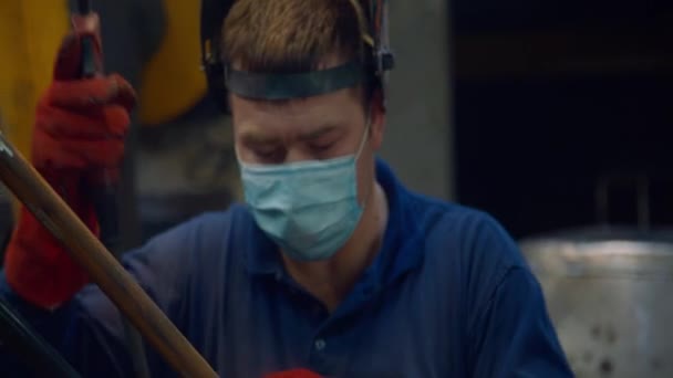 Der Schleifer Reinigt Die Schweißnähte Einer Medizinischen Maske Mit Einem — Stockvideo