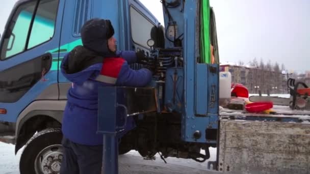 Assemblers Unload Ice Panels Car Using Crane — Stock Video