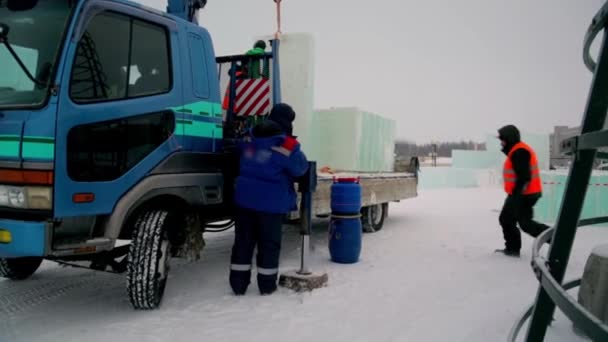 Assemblers Unload Ice Panels Car Using Crane — Stock Video