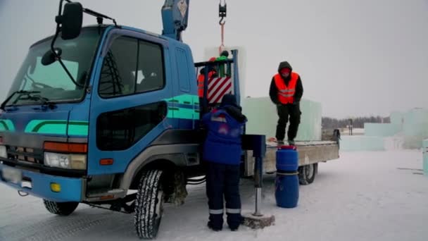 Monterzy Rozładowują Panele Lodowe Samochodu Pomocą Dźwigu — Wideo stockowe