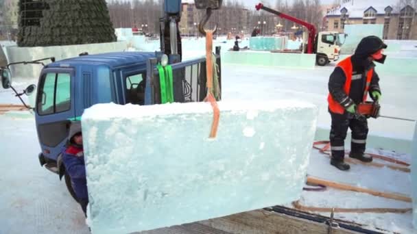 Assemblers Unload Ice Panels Car Using Crane — Stock Video