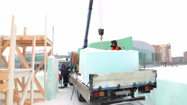 Збирачі Розвантажують Льодові Панелі Автомобіля Допомогою Крана — стокове відео