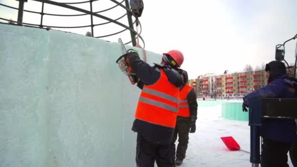 Instalador Trabajador Chaleco Reflectante Naranja Motosierra Establece Placa Hielo — Vídeo de stock