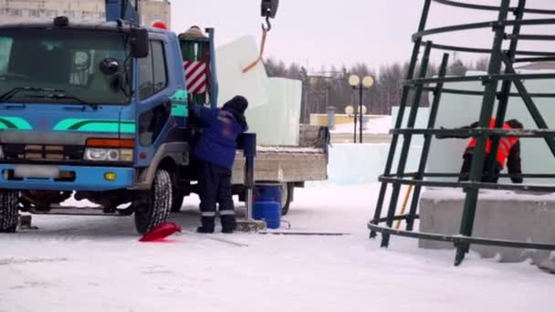 Shromažďovači Vyloží Ledové Panely Auta Pomocí Jeřábu — Stock video