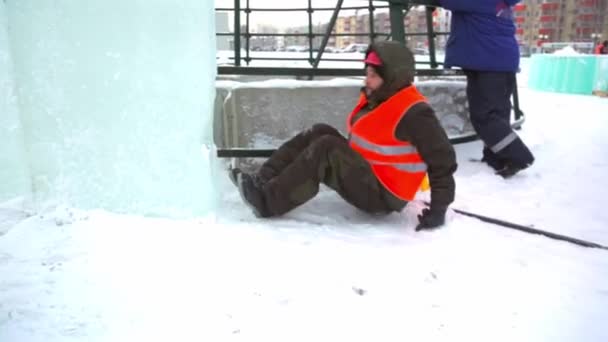 Pracownicy Odzieży Zimowej Instalujący Panele Lodowe — Wideo stockowe