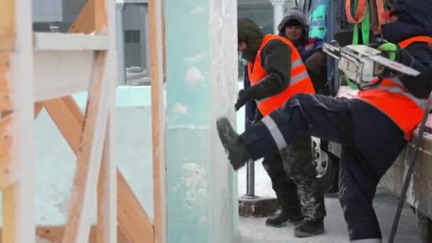 Pracownicy Odzieży Zimowej Instalujący Panele Lodowe — Wideo stockowe