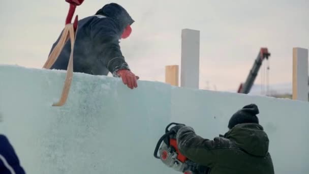 Travailleur Coupe Panneau Glace Avec Scie Essence — Video