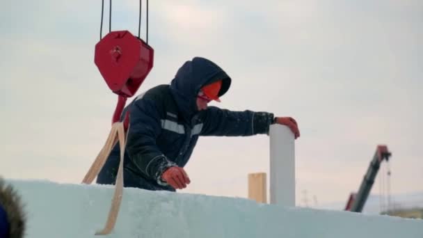 Trabalhador Corta Painel Gelo Com Serra Gasolina — Vídeo de Stock