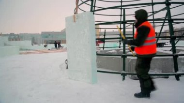 Ellerinde bir seviye olan bir yükleyicinin portresi / buz panelindeki bir seviye ile İşçi kurucusu