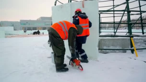 Buz Kasabasının Toplanma Yerinde Elinde Kova Olan Bir Işçi — Stok video