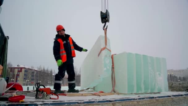 Збирачі Розвантажують Льодові Панелі Автомобіля Допомогою Крана — стокове відео