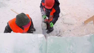 Turuncu yansıtıcı yelek giyen işçi yükleyici buz kalıbını ayarladı