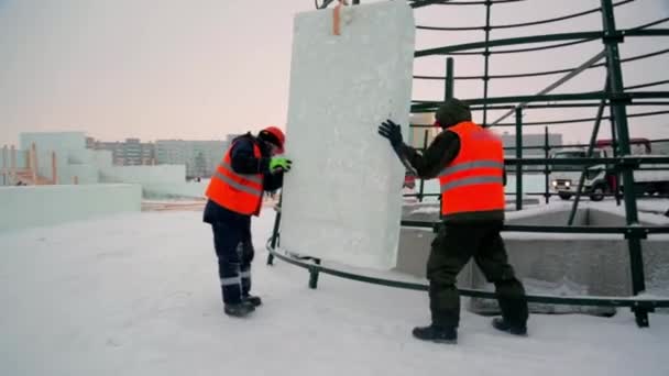 Construtores Cidade Gelo Encerram Árvore Natal Com Altos Painéis Gelo — Vídeo de Stock