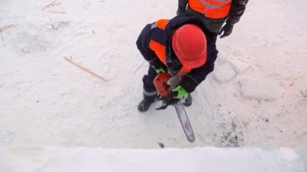 Instalador Trabalhador Laranja Colete Reflexivo Chainsaw Conjuntos Placa Gelo — Vídeo de Stock