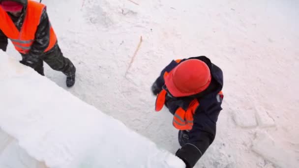 安装冰板时穿着橙色反光背心和钢盔的安装人员 — 图库视频影像