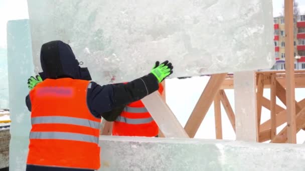 Instaladores Coletes Refletores Laranja Capacetes Instalação Painéis Gelo — Vídeo de Stock