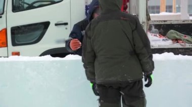 Kurucular buz bloklarından bir buz kasabası inşa ediyorlar.