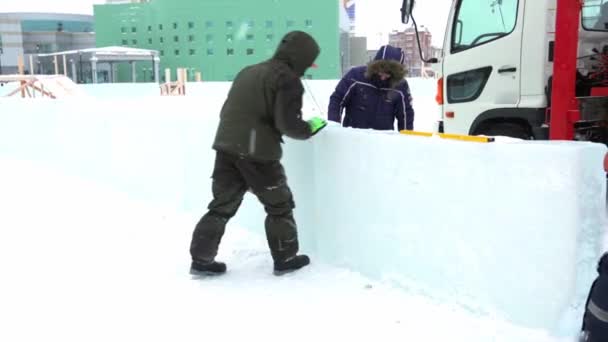 Handwerker Montieren Kettensägen Eisplatte — Stockvideo