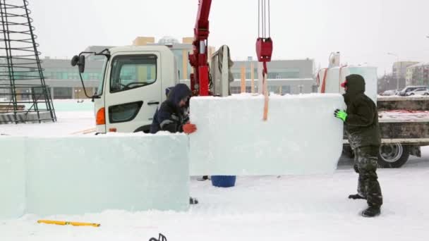 Assemblers Unload Ice Panels Car Using Crane — Stock Video