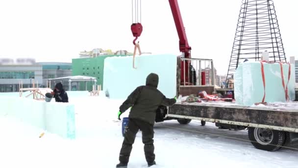 Assemblers Unload Ice Panels Car Using Crane — Stock Video