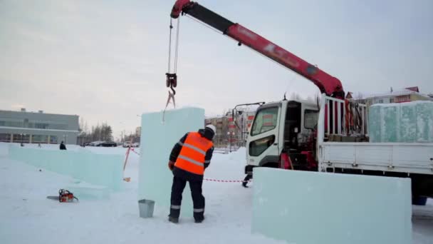 Sling Fitter Jacket Hood Installation Ice Plates — Stock Video