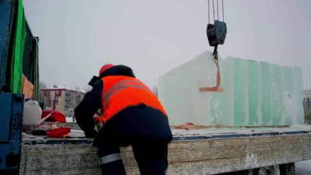 Sling Fitter Dans Une Veste Casque Décharge Blocs Glace — Video