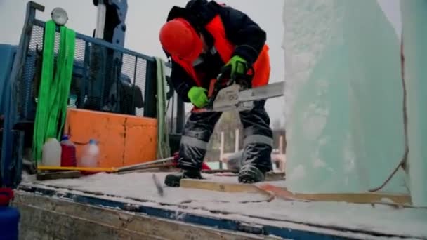 Работник Установке Защитном Шлеме Светоотражающем Жилете Прорезает Дыру Ледяном Блоке — стоковое видео