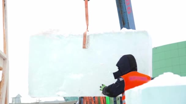 Sling Fitter Dans Une Veste Casque Décharge Blocs Glace — Video