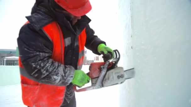 Dělnický Montér Ochranné Přilbě Motorovou Pilou Rukou Prořízne Ledový Blok — Stock video