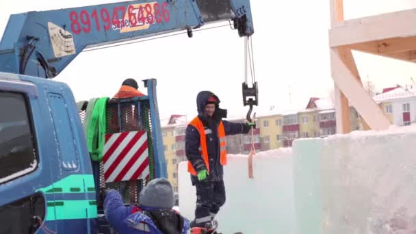 Sling Fitter Dans Une Veste Casque Décharge Blocs Glace — Video