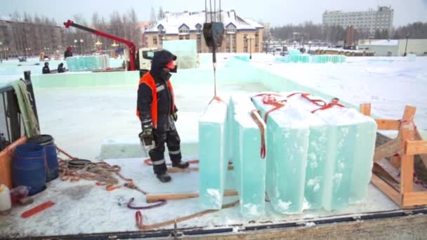 Sling Fitter Jacket Helmet Unloads Ice Blocks — Stock Video