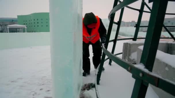 Buz Kasabası Kurmakla Meşgul Bir Işçinin Portresi — Stok video