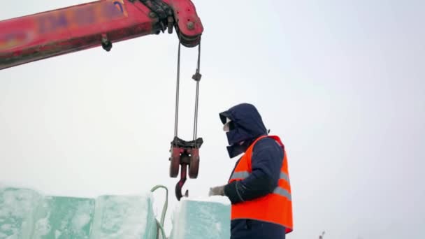 Worker Slinger Orange Reflective Vest Helmet Unloads Ice Panels — Stock Video