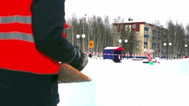 İşçi buz panelinden metal bir fırçayla karı kaldırıyor