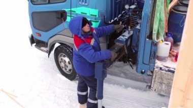 İş yerindeki hidrolik manipülatör sürücüsü