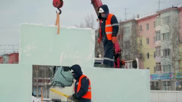 Trabalhador Coloca Nível Placa Gelo — Vídeo de Stock
