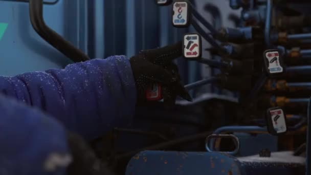 油圧レバーを操作するトラッククレーン運転者の手 — ストック動画