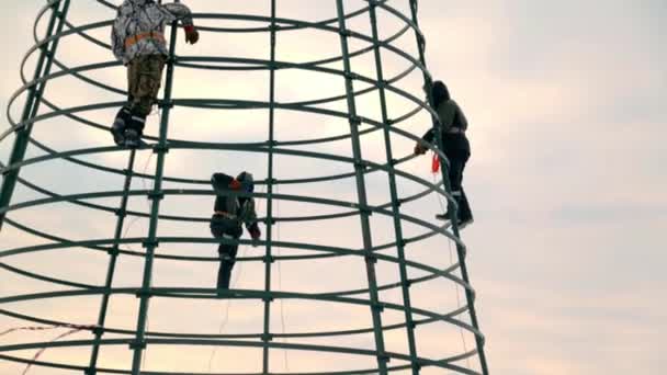 Instaladores Alta Altitude Montando Quadro Árvore Natal — Vídeo de Stock