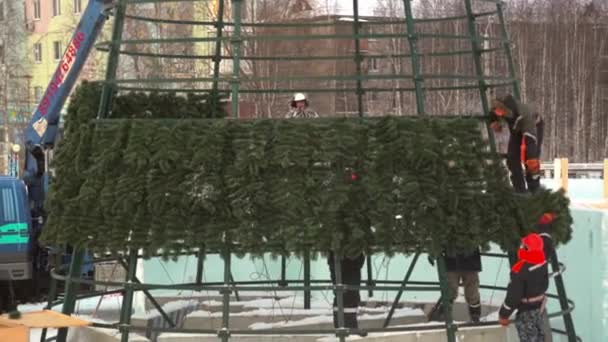 Installateurs Grote Hoogte Monteren Het Frame Van Kerstboom — Stockvideo