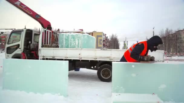 Travailleur Enlève Neige Panneau Glace Avec Une Brosse Métallique — Video