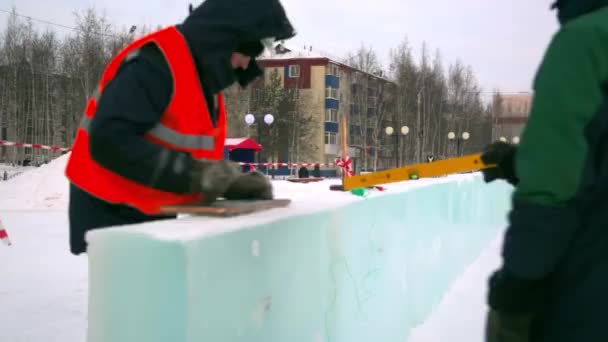 Trabajador Elimina Nieve Del Panel Hielo Con Cepillo Metal — Vídeos de Stock