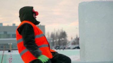 İşçiler Noel tatili için buz bloklarından bir buz kasabası inşa ediyorlar.