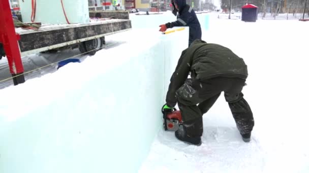 Handwerker Montieren Kettensägen Eisplatte — Stockvideo