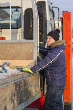Hidrolik manipülatör sürücüsü vinç kontrolüne odaklanıyor