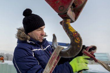 Slinger halatı kancaya takıyor vinç kancasına takıyor